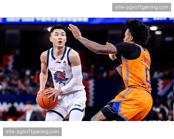 山东高诗岩组织进攻，琼斯无球跑动创造投篮机会